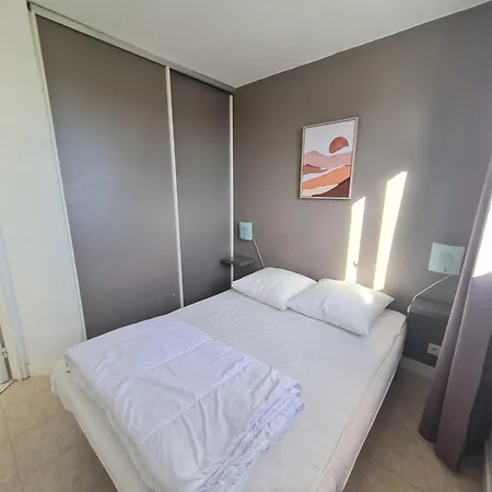 Magnifique Vue Pour Ce T2 Avec Piscine * 圣西普里安